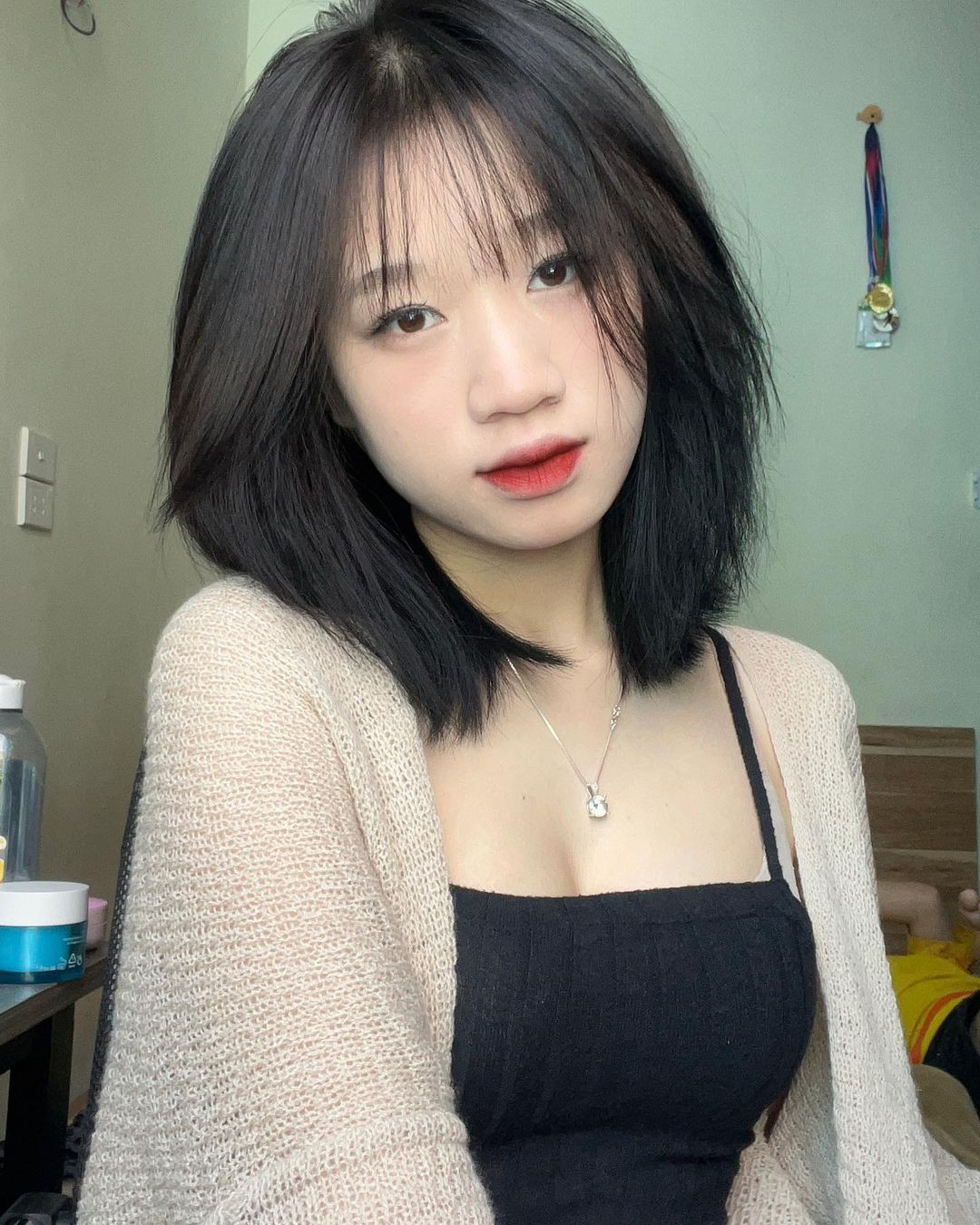 Trước những thông tin trên, đã có nhiều luồng quan điểm khác nhau. Fan của cô nàng bày tỏ sự ủng hộ và an ủi Lan Anh bỏ qua những tin đồn không hay.