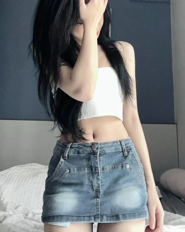 Những chiếc áo ống và chân váy cực ngắn là trang phục ưa thích của Lan Anh.