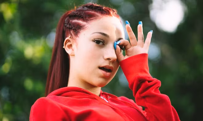 Vài tháng sau, 10X cùng lời thách thức trên xuất hiện khắp MXH, từ comment, meme tới clip hài. Câu nói của nữ sinh được dùng chế ảnh khi muốn biểu đạt cảm xúc khó chịu, phiền phức. Tận dụng sự nổi tiếng bất ngờ, cô ra mắt dòng sản phẩm “cash me ousside” với phần lớn mặt hàng bán rất chạy, trong đó có áo phông. Ảnh: The Guardian.