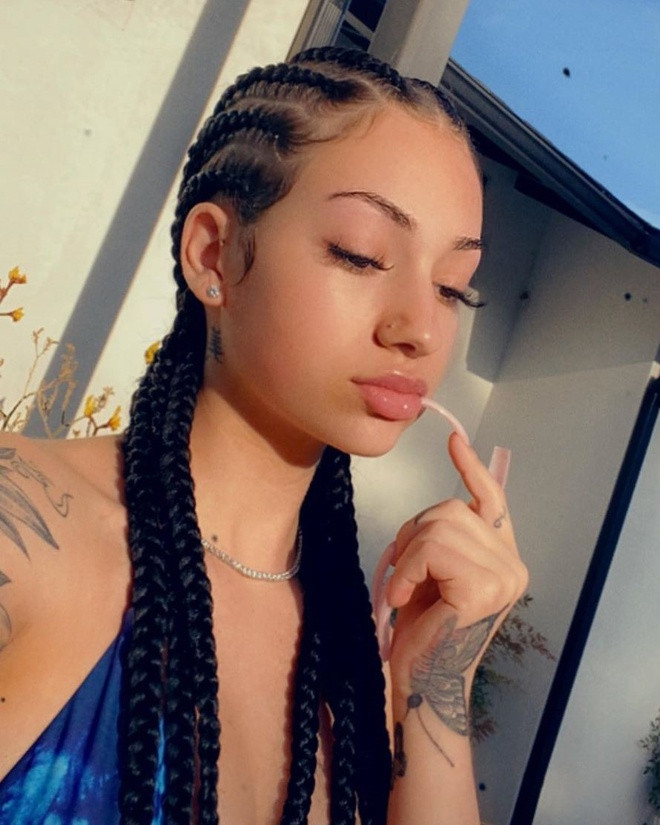 Mới 17 tuổi, sự nghiệp của hiện tượng ảnh chế một thời hứa hẹn sẽ còn phát triển trong những năm tới. Vốn cá tính, nổi loạn, nữ rapper cũng có nhiều hình xăm lớn, nhỏ trên khắp cơ thể. Ảnh: Instagram NV.