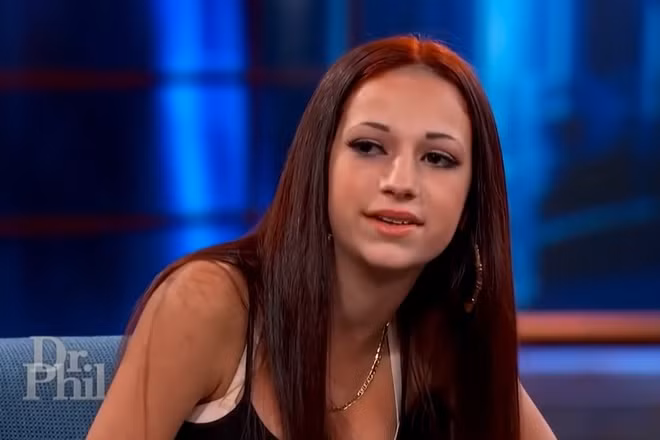 Xuất hiện trong talkshow Dr Phil vào tháng 9/2016, Danielle Bregoli (khi đó 13 tuổi) bị mẹ đẻ “tố” là đứa con bất trị, ăn trộm ôtô. Khó chịu với những lời “bóc mẽ” từ mẹ cùng tràng cười nhạo của khán giả, cô gái 10X lên giọng thách thức: “Cash me ousside, how bow dah?” (Catch me outside, how about that? - tạm dịch: Có giỏi thì ra ngoài “chiến” với tôi đây này?). Câu nói “lơ lớ” của Bregoli khiến MC và khán giả “gãi đầu gãi tai” vì khó hiểu. Ảnh cắt từ clip.