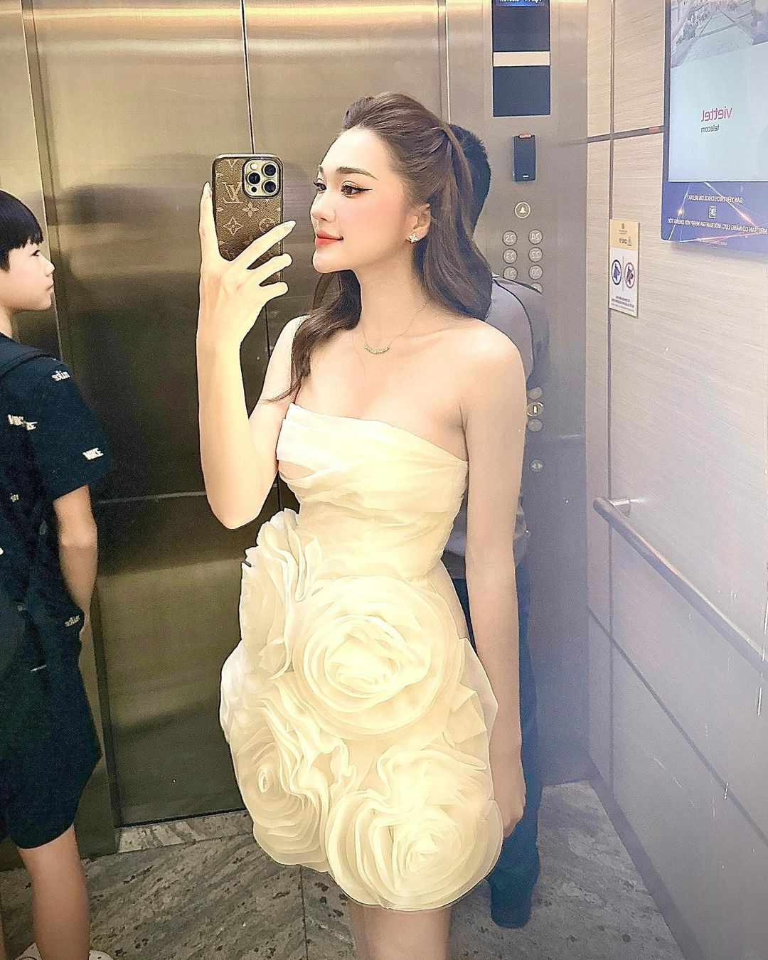 Tuy chỉ cao 1m65, tuy nhiên nhờ thân hình cân đối, cô nàng vẫn cân được mọi outfit.