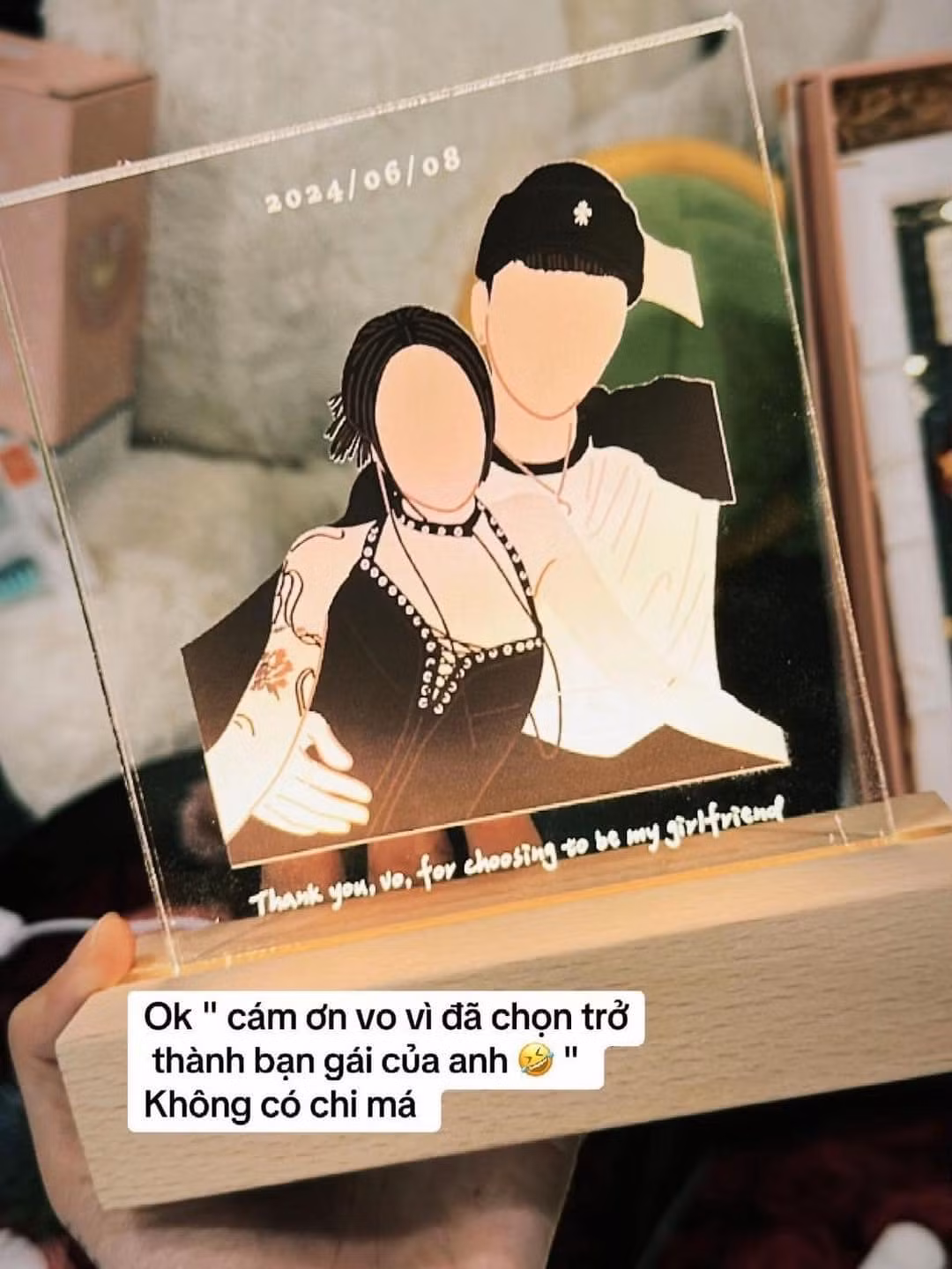 Bạn trai Linh Ngọc Đàm cũng thường xuyên đăng ảnh tinh cảm của cả hai lên mạng xã hội. Max Shu nói tiếng Việt không tốt nhưng luôn muốn bày tỏ tình cảm, gọi Linh Ngọc Đàm là vợ và nói lời yêu cô bằng tiếng Việt.