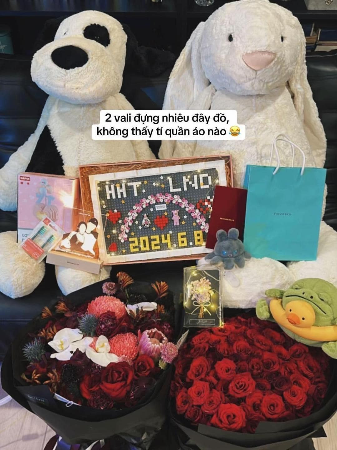 2 vali của bạn trai Linh Ngọc Đàm chỉ toàn chứa quà tặng cho người yêu, rất ít quần áo cá nhân.