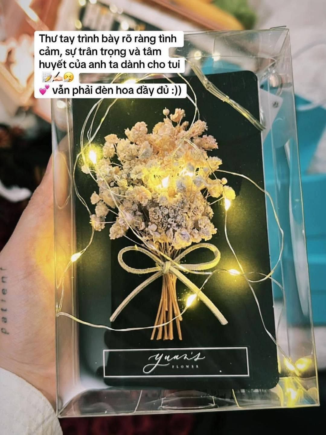 Trong những món quà, anh chàng còn viết một tấm thư tay trình bày rõ ràng tình cảm, sự trân trọng dành cho bạn gái. Thời nay, khi những phương tiện liên lạc thuận tiện hơn ra đời, người ta thường quên đi những tấm thiệp hay thư viết tay, thế nhưng bạn trai Linh Ngọc Đàm dù có bận rộn với công việc vẫn dành thời gian viết thư cho cô.