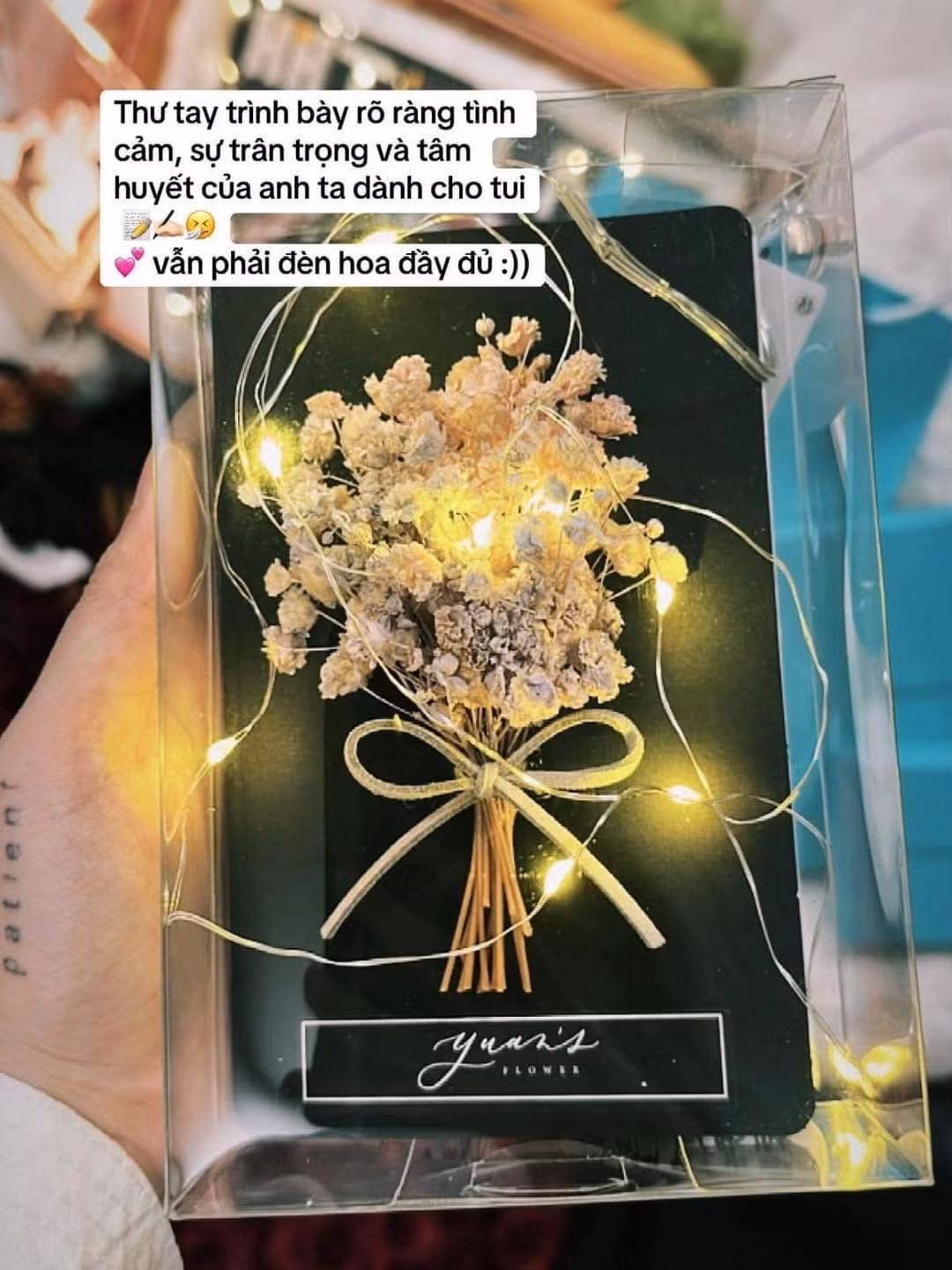 Trong những món quà, anh chàng còn viết một tấm thư tay trình bày rõ ràng tình cảm, sự trân trọng dành cho bạn gái. Thời nay, khi những phương tiện liên lạc thuận tiện hơn ra đời, người ta thường quên đi những tấm thiệp hay thư viết tay, thế nhưng bạn trai Linh Ngọc Đàm dù có bận rộn với công việc vẫn dành thời gian viết thư cho cô.