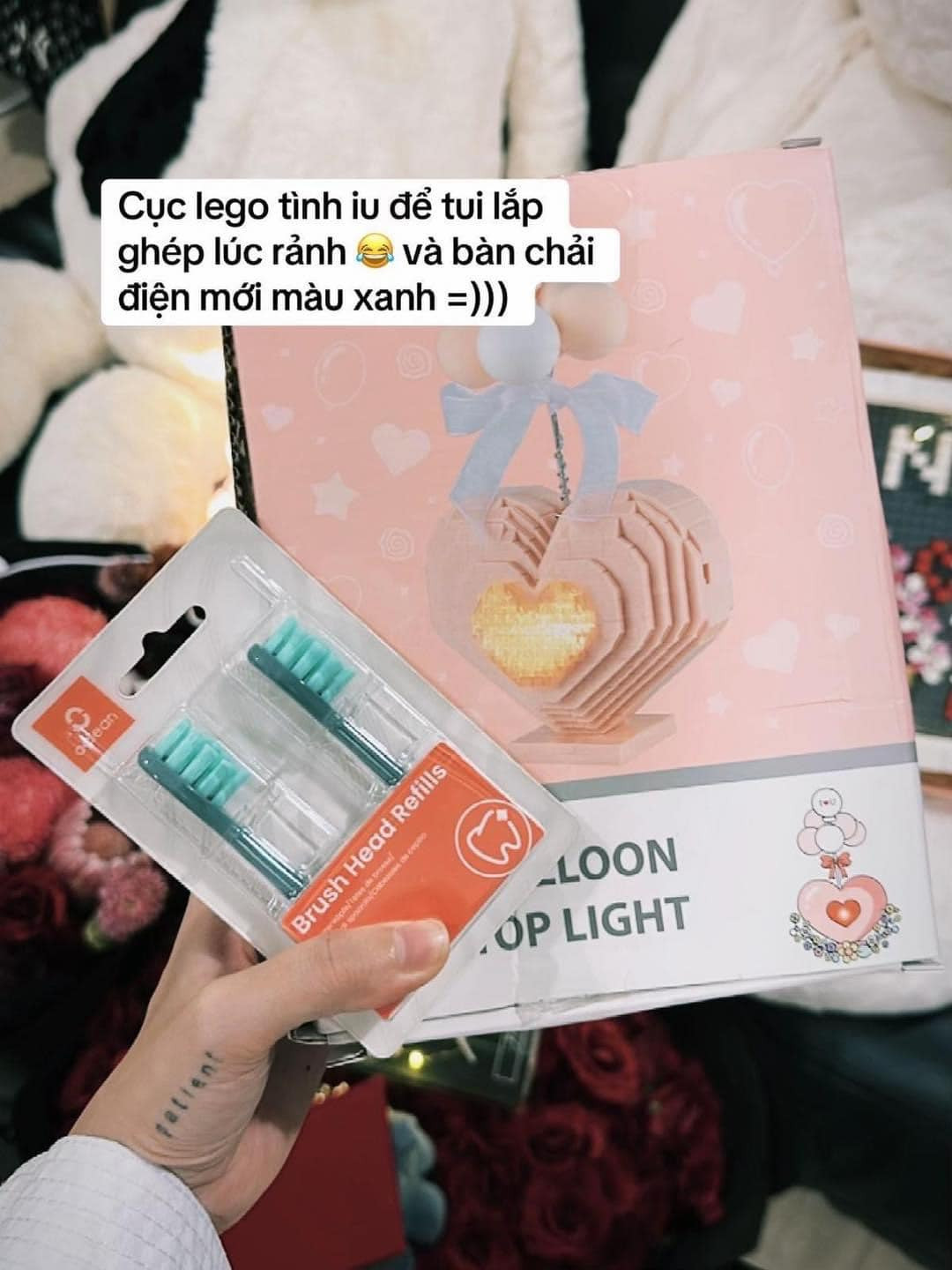 Thời gian gần đây, Linh Ngọc Đàm và bạn trai thường xuyên sánh đôi, tương tác trên mạng xã hội và thoải mái chia sẻ những khoảnh khắc thú vị, ngọt ngào trước công chúng. Linh Ngọc Đàm cho rằng, khi bước vào một mối quan hệ tình cảm, việc công khai khiến cho nửa kia yên tâm, tin tưởng vào tình yêu của hai người