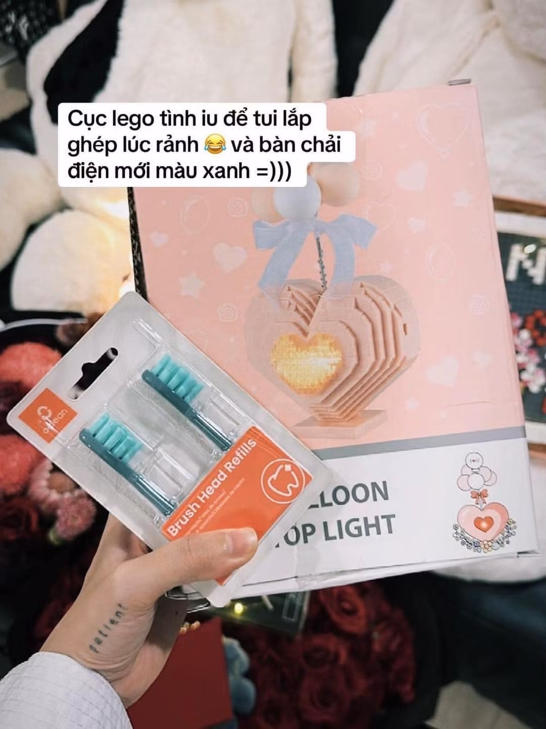 Thời gian gần đây, Linh Ngọc Đàm và bạn trai thường xuyên sánh đôi, tương tác trên mạng xã hội và thoải mái chia sẻ những khoảnh khắc thú vị, ngọt ngào trước công chúng. Linh Ngọc Đàm cho rằng, khi bước vào một mối quan hệ tình cảm, việc công khai khiến cho nửa kia yên tâm, tin tưởng vào tình yêu của hai người