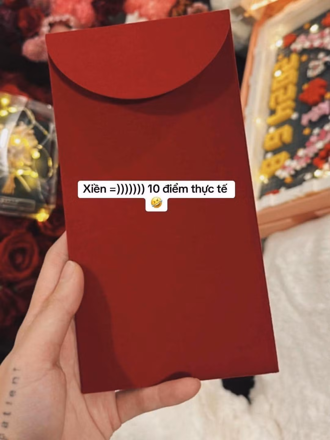 Không chỉ trang sức mà còn tặng tiền mặt.