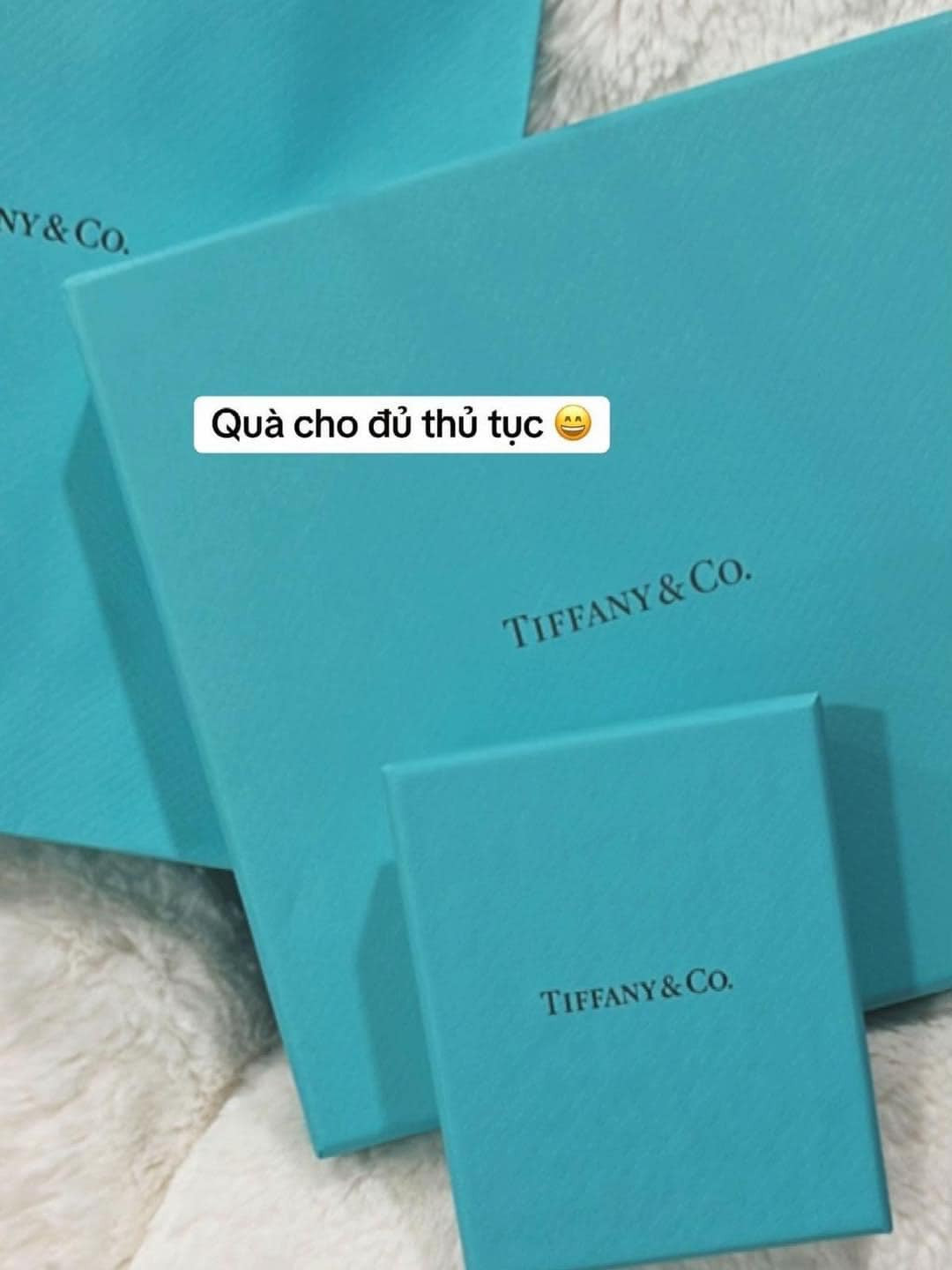 Anh chàng cũng không tiếc tặng những món trang sức đắt tiền cho bạn gái nhân dịp sinh nhật.