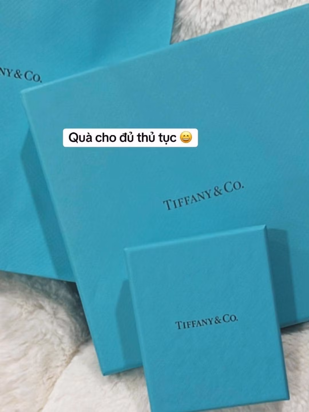 Anh chàng cũng không tiếc tặng những món trang sức đắt tiền cho bạn gái nhân dịp sinh nhật.