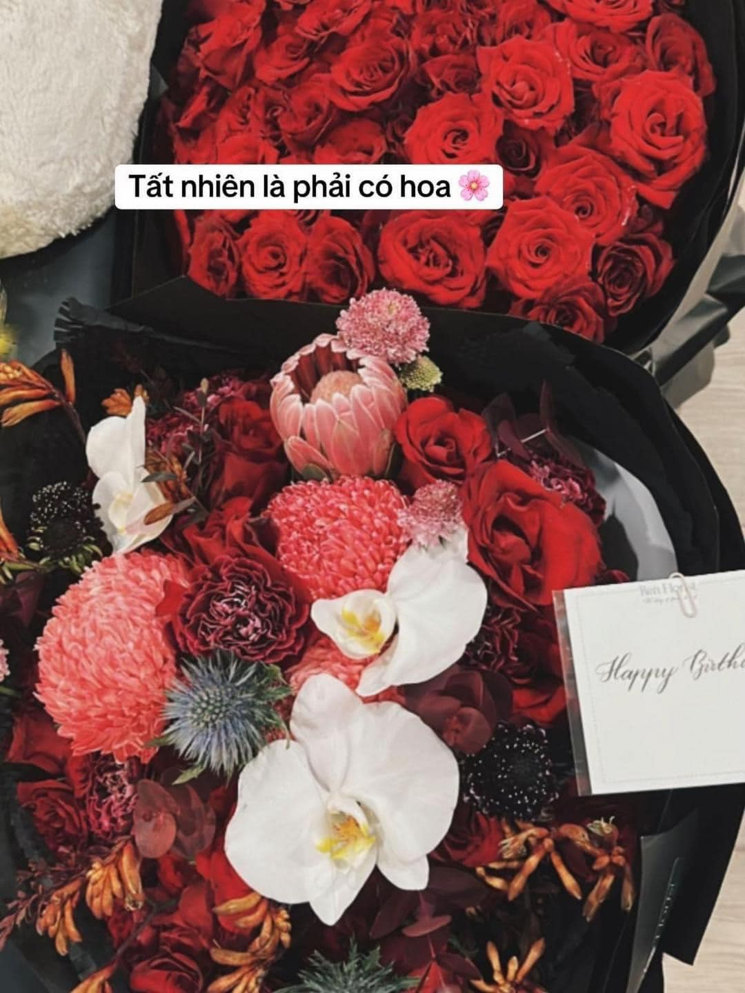 Những món quà của bạn trai dành tặng cô nàng bao gồm: Hoa, thư tay, gấu bông, bàn chải điện, lego, trang sức và cả tiền mặt. Những món quà không chỉ có sự lãng mạn mà cũng rất thực tế khiến ai cũng phải chấm điểm 10.