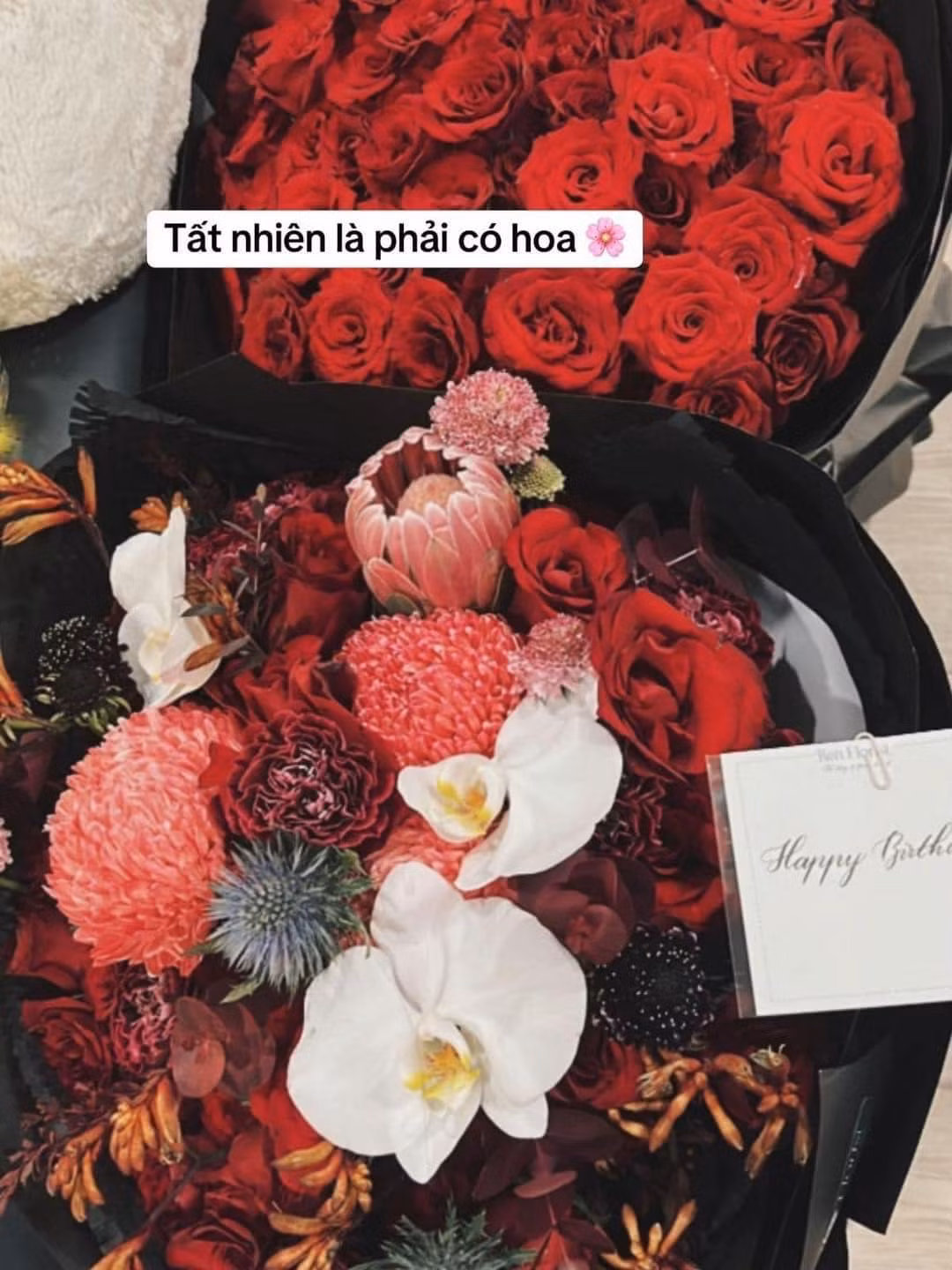 Những món quà của bạn trai dành tặng cô nàng bao gồm: Hoa, thư tay, gấu bông, bàn chải điện, lego, trang sức và cả tiền mặt. Những món quà không chỉ có sự lãng mạn mà cũng rất thực tế khiến ai cũng phải chấm điểm 10.