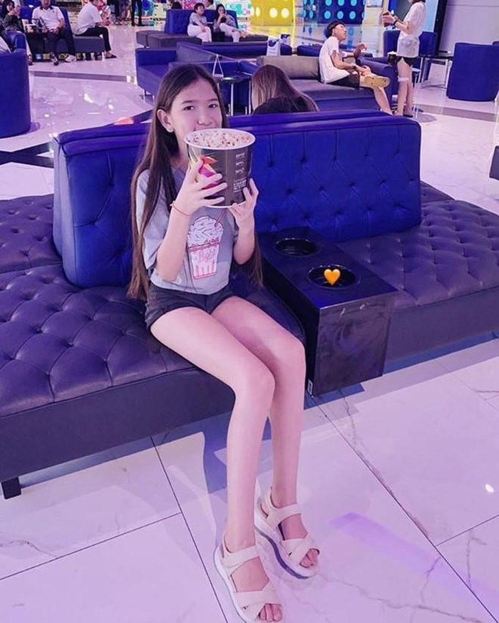 Chỉ sau vài giờ đăng tải, những bức hình trên đã thu hút lượng tương tác khổng lồ. "Xinh quá, chắc chắn sau này mà theo nghề người mẫu thì sẽ thành công đây", "Mê mẩn thật, nét đẹp hài hòa giữa Âu - Á thu hút dã man. Đúng là em gái của cực phẩm thì cũng là cực phẩm" - Dân mạng bình luận.