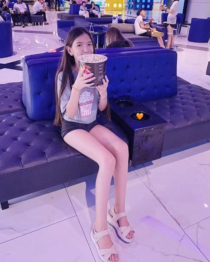 Chỉ sau vài giờ đăng tải, những bức hình trên đã thu hút lượng tương tác khổng lồ. "Xinh quá, chắc chắn sau này mà theo nghề người mẫu thì sẽ thành công đây", "Mê mẩn thật, nét đẹp hài hòa giữa Âu - Á thu hút dã man. Đúng là em gái của cực phẩm thì cũng là cực phẩm" - Dân mạng bình luận.