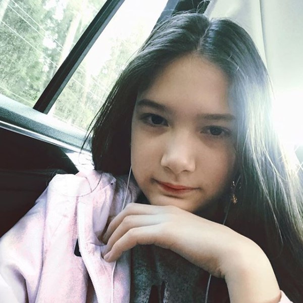 Thanh Giang có mối quan hệ cực kỳ thân thiết với Đặng Văn Lâm, hai anh em thường xuyên tương tác và thực hiện clip vui nhộn rồi đăng tải lên mạng xã hội. Cô bé cũng rất thân với Yến Xuân, bạn gái tin đồn của anh trai.