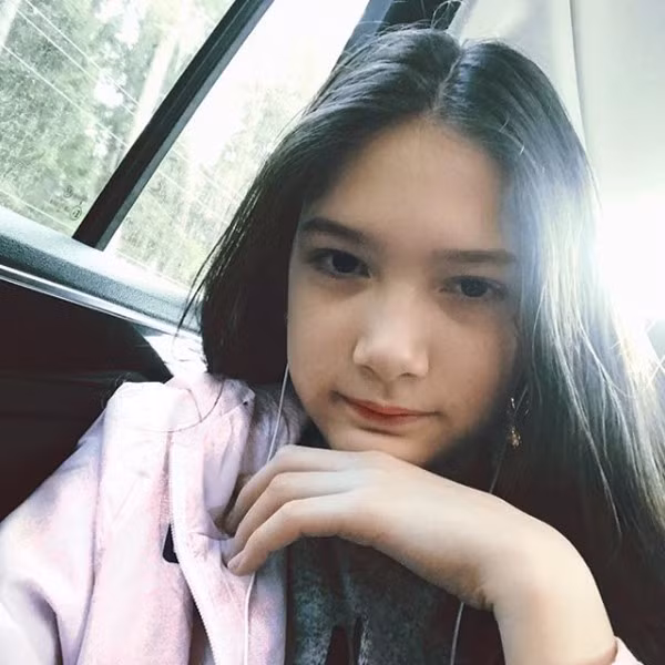 Thanh Giang có mối quan hệ cực kỳ thân thiết với Đặng Văn Lâm, hai anh em thường xuyên tương tác và thực hiện clip vui nhộn rồi đăng tải lên mạng xã hội. Cô bé cũng rất thân với Yến Xuân, bạn gái tin đồn của anh trai.