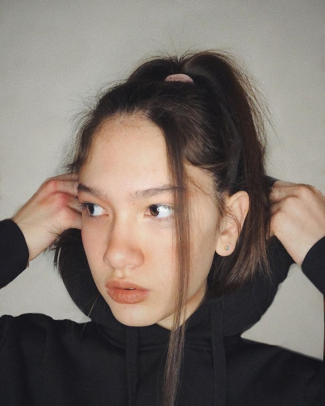 Em gái 13 tuổi của Đặng Văn Lâm thậm chí còn không kẻ lông mày, chỉ dùng son "sương sương", vậy mà những nét đẹp lai trên khuôn mặt vẫn nổi bật. Thậm chí, có người còn nhận xét cô bé có cách chụp hình không hề thua kém bất kỳ người mẫu nào.