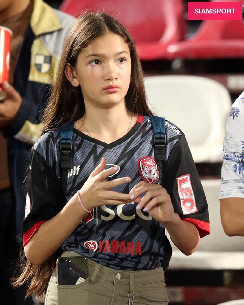 Mới 13 tuổi nhưng Thanh Giang sở hữu chiều cao 1m65 nổi bật, cùng với đó là khuôn mặt xinh xắn, đáng yêu. Chẳng thế mà khi sang Thái cổ vũ Văn Lâm thi đấu, cô bé được báo chí tại xứ Chùa Vàng hết lời khen ngợi.