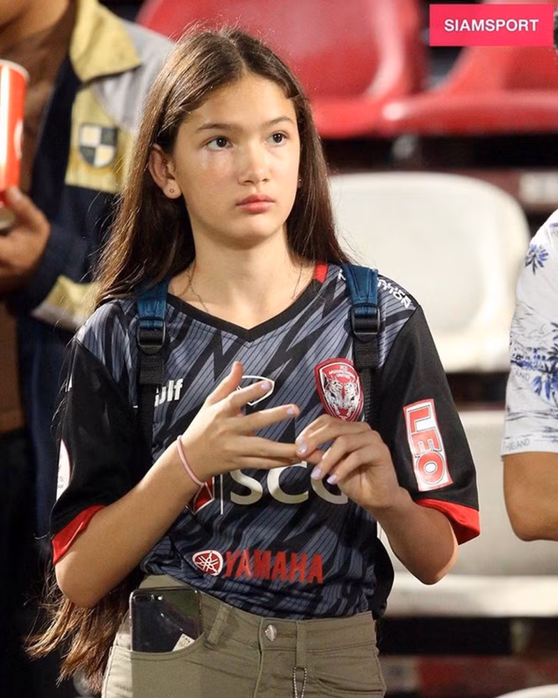 Mới 13 tuổi nhưng Thanh Giang sở hữu chiều cao 1m65 nổi bật, cùng với đó là khuôn mặt xinh xắn, đáng yêu. Chẳng thế mà khi sang Thái cổ vũ Văn Lâm thi đấu, cô bé được báo chí tại xứ Chùa Vàng hết lời khen ngợi.