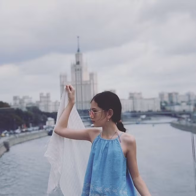 Có vẻ cô bé cũng khá yêu thích nghề mẫu ảnh khi thường xuyên đăng tải những tấm hình tạo dáng chuyên nghiệp, tự tin trên trang cá nhân.