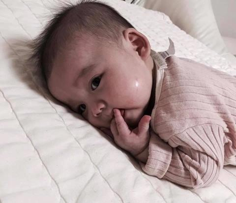 Cho tới khi thiếu tiền tới 80 tô, Thanh Hải mới nói với Phương Nhi: "Bây giờ thiếu quá nhiều rồi làm sao trả đây?" Thì nhận được mẩu giấy đáp lại : “Ta cho mi đó!”. Rồi từ đó, 2 người quyết định quen nhau.