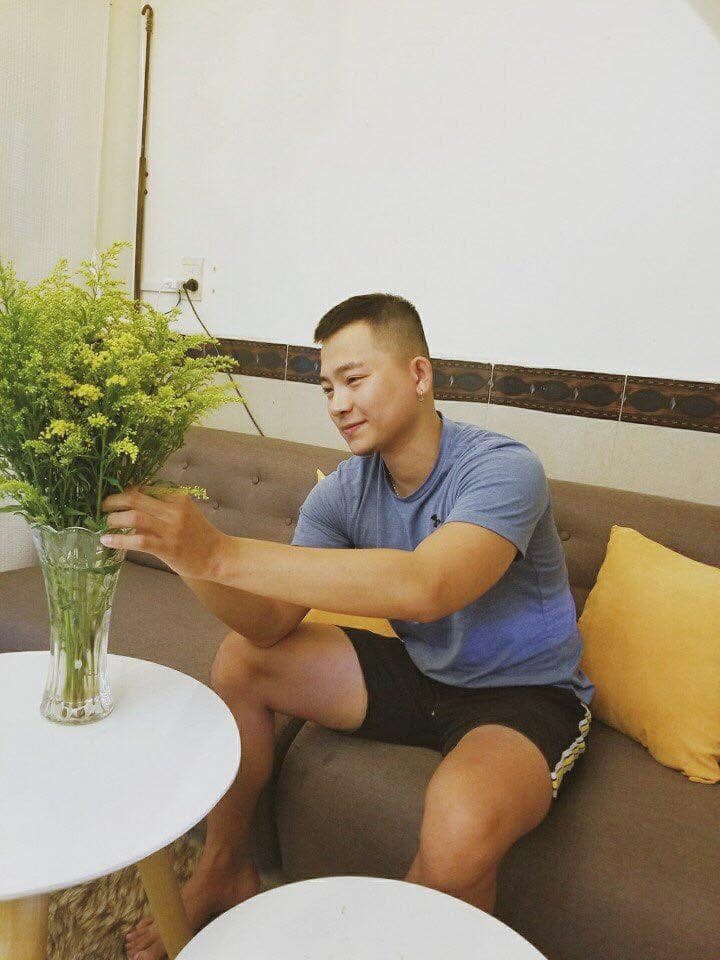 Sau 6 tháng quen nhau, Hải mới dám hẹn Nhi, anh mời cô đi xem hát, coi phim, còn trước đó chỉ là những cái nhìn, cái cười ngại ngùng của hai người.