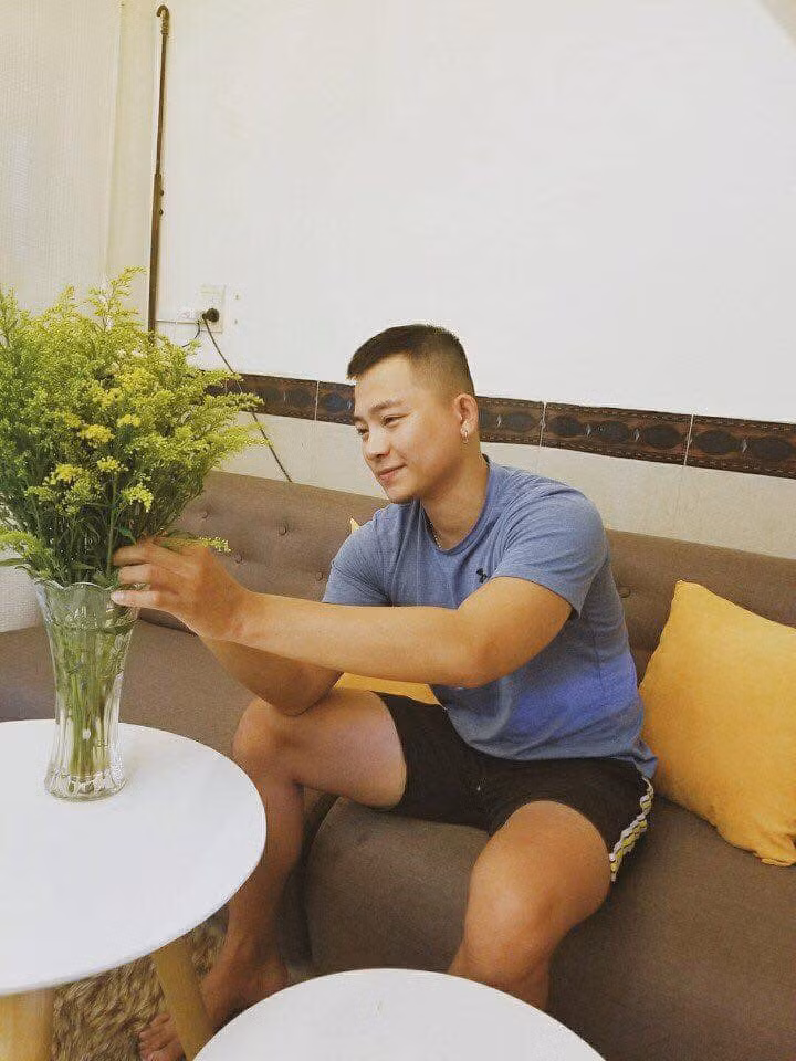 Sau 6 tháng quen nhau, Hải mới dám hẹn Nhi, anh mời cô đi xem hát, coi phim, còn trước đó chỉ là những cái nhìn, cái cười ngại ngùng của hai người.