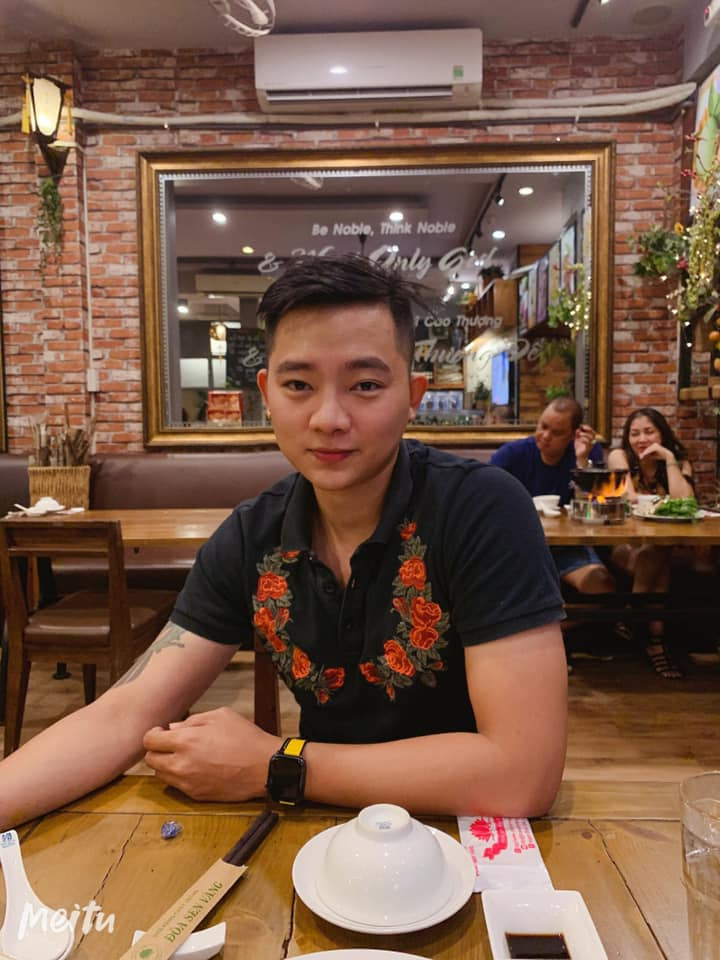 Cuộc tình tưởng chừng suôn sẻ ấy, lại gặp phải sự phản đối của gia đình Hải, anh kể: “Ngày mình dẫn em về ra mắt ba mẹ thì mẹ mình lại không đồng ý. Mẹ nói em lùn, lại còn câm, em không những không trách mẹ mà còn cố gắng thuyết phục mẹ bằng tài nấu ăn siêu đỉnh của em luôn. "