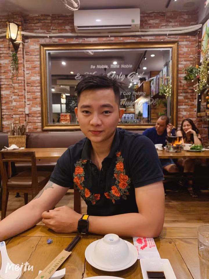 Cuộc tình tưởng chừng suôn sẻ ấy, lại gặp phải sự phản đối của gia đình Hải, anh kể: “Ngày mình dẫn em về ra mắt ba mẹ thì mẹ mình lại không đồng ý. Mẹ nói em lùn, lại còn câm, em không những không trách mẹ mà còn cố gắng thuyết phục mẹ bằng tài nấu ăn siêu đỉnh của em luôn. "