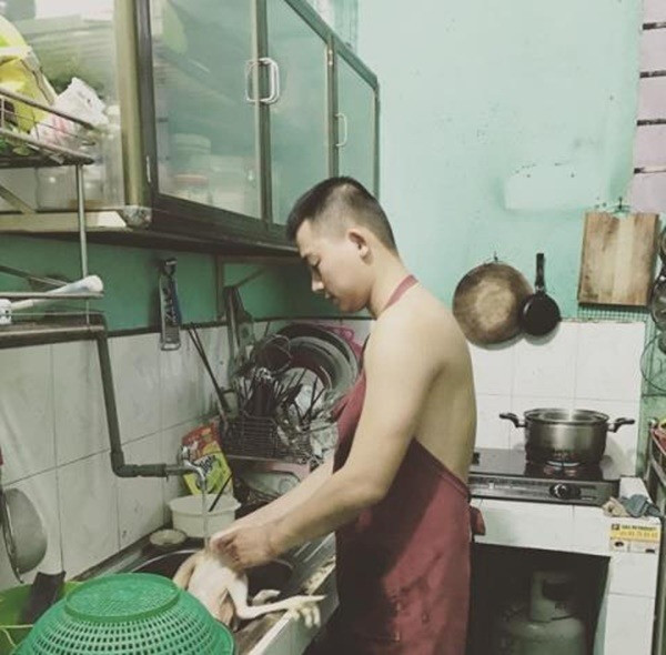 Có những lúc khó khăn, Thanh Hải nợ liền đến 40 tô hủ tiếu. Tuy nhiên vẫn luôn được cô chủ quán tốt bụng ưu tiên làm cho tô mì đầy đặn nhất.