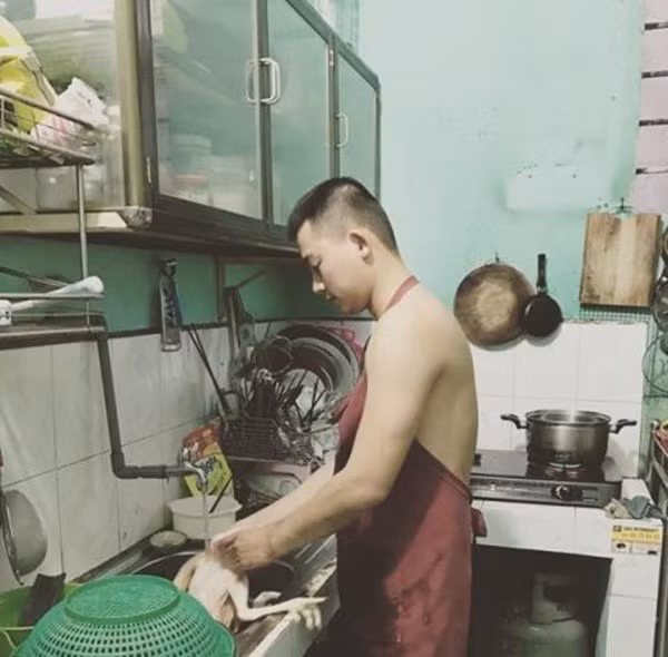 Có những lúc khó khăn, Thanh Hải nợ liền đến 40 tô hủ tiếu. Tuy nhiên vẫn luôn được cô chủ quán tốt bụng ưu tiên làm cho tô mì đầy đặn nhất.