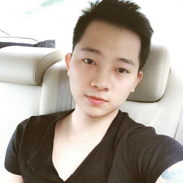 “Cách đây 2 năm, mình ở gần nhà Nhi, khi ấy mình là dân lao động nghèo. Nhà Nhi có mở tiệm bán hủ tiếu mì của người Huế, mình thường lui tới tiệm ăn nên quen biết Nhi.", anh chàng chia sẻ.