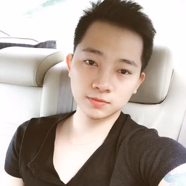 “Cách đây 2 năm, mình ở gần nhà Nhi, khi ấy mình là dân lao động nghèo. Nhà Nhi có mở tiệm bán hủ tiếu mì của người Huế, mình thường lui tới tiệm ăn nên quen biết Nhi.", anh chàng chia sẻ.