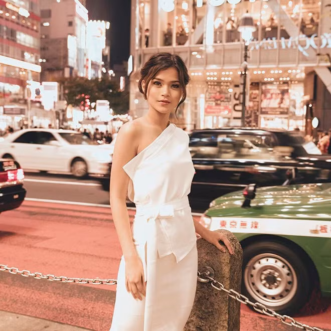 Maris Racal sinh ra trong một gia đình có truyền thống nghệ thuật nên sớm bộc lộ khả năng âm nhạc. Cô nàng sở hữu giọng hát mượt mà và tài guitar cực ngọt. Bên cạnh đó, người đẹp Philippines cũng thử sức với vai trò diễn viên.