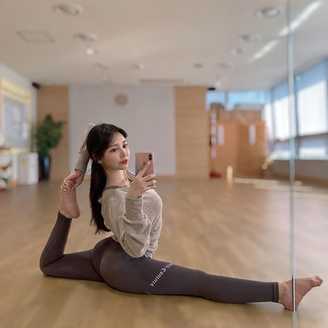 Trên trang cá nhân của mình, nữ giáo viên yoga Hàn Quốc thường xuyên chia sẻ hình ảnh luyện tập cũng như những lưu ý cho người muốn theo đuổi bộ môn này.