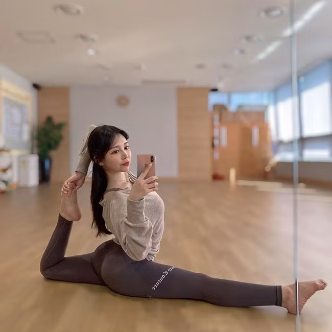 Trên trang cá nhân của mình, nữ giáo viên yoga Hàn Quốc thường xuyên chia sẻ hình ảnh luyện tập cũng như những lưu ý cho người muốn theo đuổi bộ môn này.