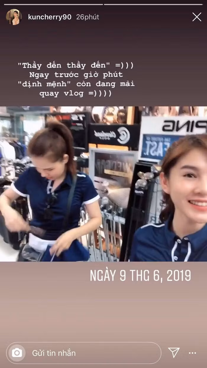 Cụ thể, cô chia sẻ: “Ngày này 1 năm trước, tôi và cô bạn thân Phanh Lee cùng nhau đi học golf. Chuyện sẽ chẳng có gì nếu như cô ấy đưa tôi đến đúng địa điểm. Nhưng như thường lệ, nếu không nhầm thì không phải bạn tôi. Thay vì đưa tôi đến sân Long Biên như đã set up thì cô ấy đưa tôi đến sân Phương Đông. Vì bạn tôi là người book lịch học nên tôi không biết gì và cứ vô tư đi theo thôi.