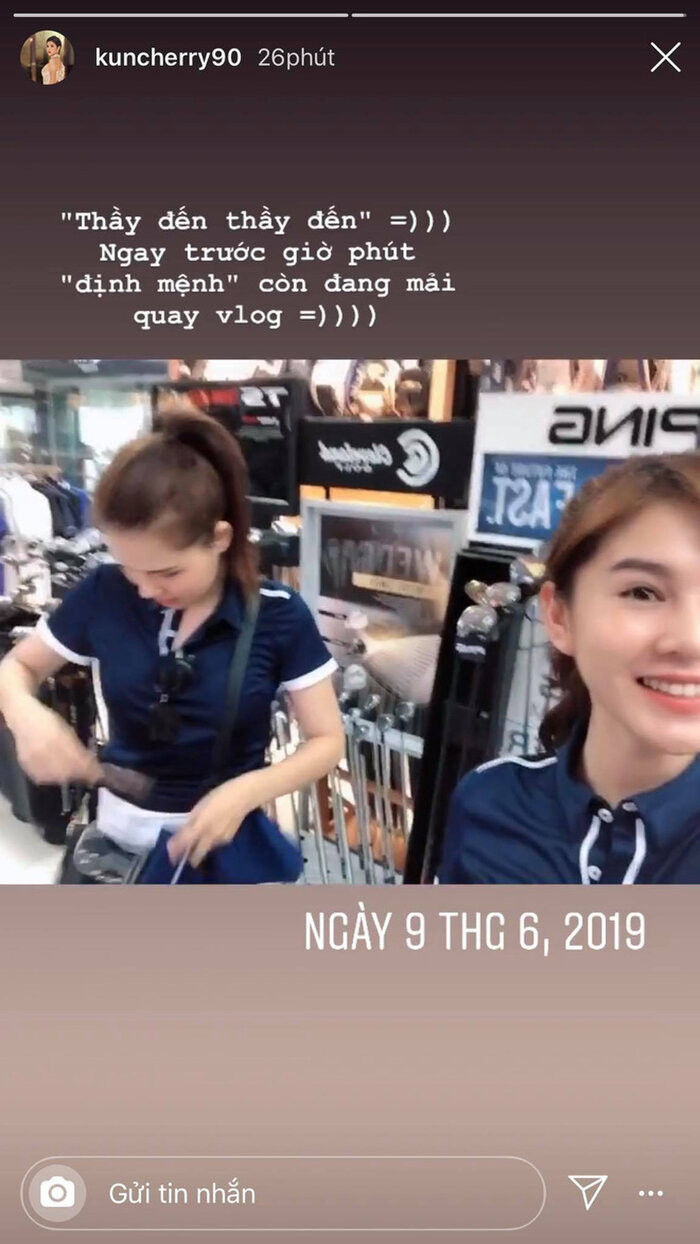 Cụ thể, cô chia sẻ: “Ngày này 1 năm trước, tôi và cô bạn thân Phanh Lee cùng nhau đi học golf. Chuyện sẽ chẳng có gì nếu như cô ấy đưa tôi đến đúng địa điểm. Nhưng như thường lệ, nếu không nhầm thì không phải bạn tôi. Thay vì đưa tôi đến sân Long Biên như đã set up thì cô ấy đưa tôi đến sân Phương Đông. Vì bạn tôi là người book lịch học nên tôi không biết gì và cứ vô tư đi theo thôi.