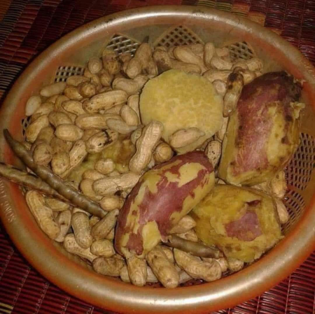 Đặc sản mỗi mùa lạc về: lạc tươi luộc. Vị ngọt của lạc vừa mới nhổ in sâu trong kí ức nhiều thế hệ 8x, 9x.