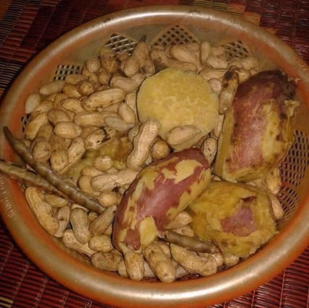 Đặc sản mỗi mùa lạc về: lạc tươi luộc. Vị ngọt của lạc vừa mới nhổ in sâu trong kí ức nhiều thế hệ 8x, 9x.