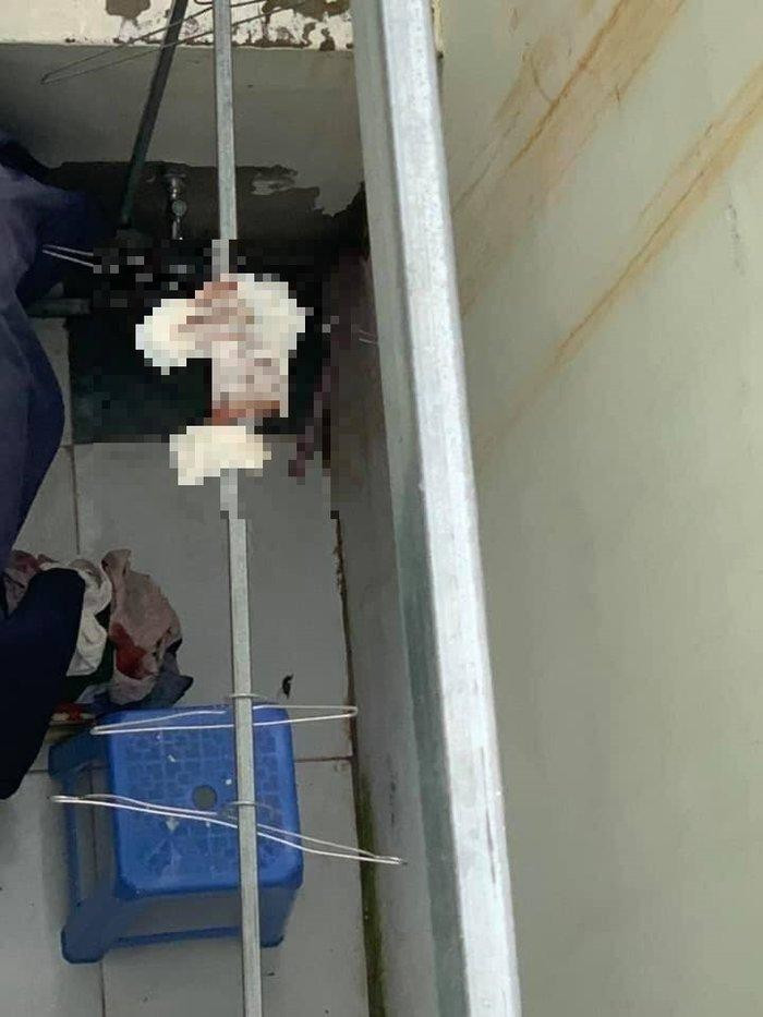 Mới đây, trên mạng xã hội xuất hiện một bài viết tố một giáo viên dạy Ngữ văn của trường THPT Phạm Văn Đồng (TP. Nha Trang, tỉnh Khánh Hòa) có hành động vô cùng bẩn thỉu và kỳ lạ thu hút sự quan tâm của cộng đồng mạng. Theo đó cứ đến ngày "rụng dâu", cô gáo này lại đem phơi băng vệ sinh ra giá treo đồ.