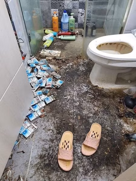 Nhiều cô nàng ra ngoài thì váy áo nà nuột, đánh phấn tô son kiều diễm thế nhưng nhà thì cực bẩn, quần áo lâu ngày không giặt, trước khi ra ngoài chỉ cần xịt chút nước hoa là xong, thậm chí cứ mặc đi mặc lại như vậy nhiều lần đến khi những vết bẩn lộ rõ mới đem đi giặt.