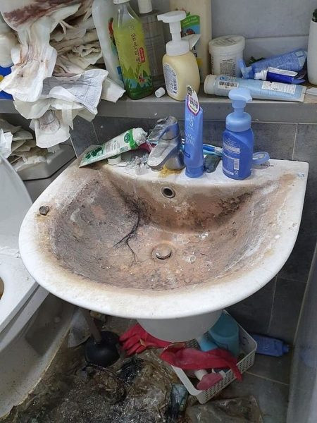 Từ trước đến nay, việc các cô gái ở bẩn, vứt bừa băng vệ sinh sau khi sự dụng từng nhiều lần bị nói đến trên mạng xã hội, thế nhưng đem ra phơi như nữ giáo viên nói trên thì đúng là trên đời có 1-0-2. Không biết phải bẩn thỉu đến mức độ nào mới có thể có hành động thiếu ý thức như vậy.