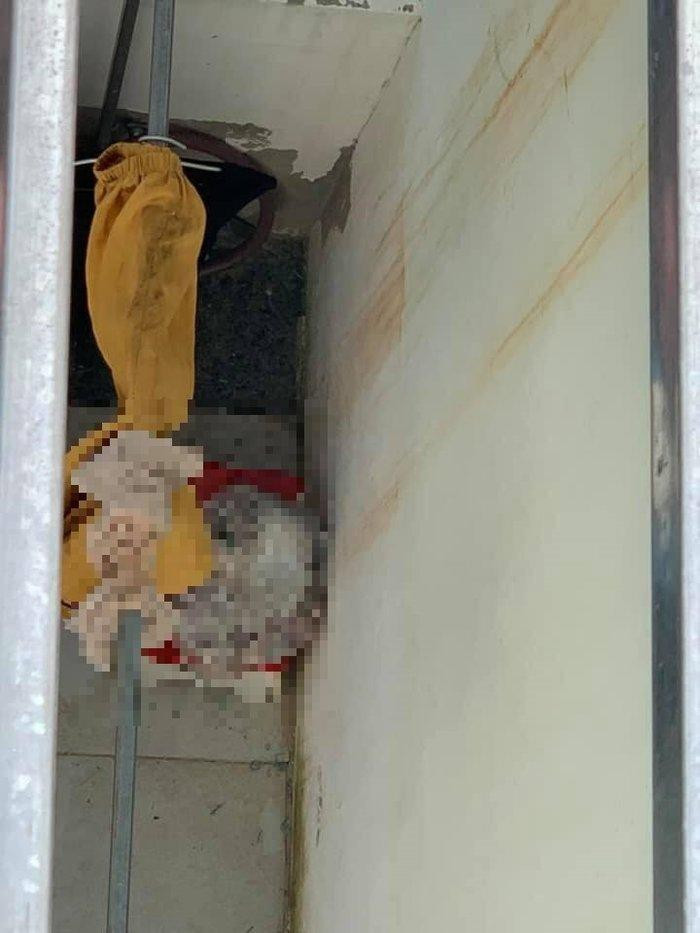 Hành động kỳ lạ của giáo viên Ngữ văn nói trên khiến nhiều người vừa bức xúc vừa tò mò. Tài khoản có tên A.L bình luận: "Sao không đem vứt đi mà lại phơi ra nhỉ? Định tái sử dụng hay gì? Không hiểu ý nghĩa của hành động này là gì nhưng mà kinh quá. Con gái con đứa sống vậy sau lấy chồng sao được?".