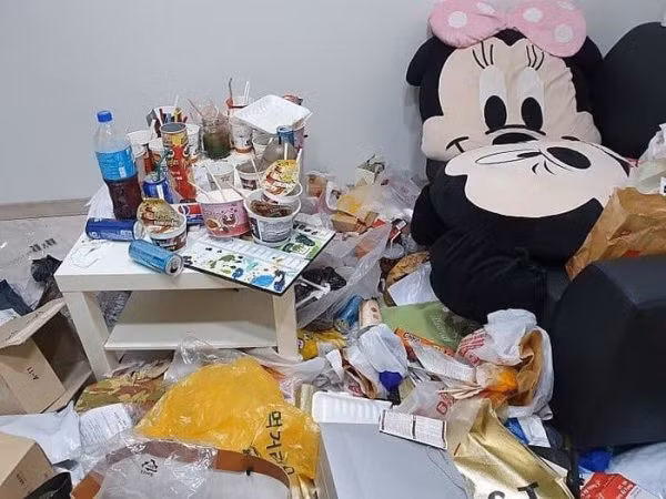 Con gái ở bẩn là chủ đề muôn thủa được nhắc đến trên mạng xã hội, bởi lẽ đây là phái đẹp, ưa gọn gàng và chăm chỉ dọn dẹp, trải chuốt hơn cánh mày râu. Thế nhưng một khi các cô nàng mà mắc tính ở bẩn thì nhà không khác gì đống rác, bỏ xa nam giới về độ bốc mùi và bừa bộn.