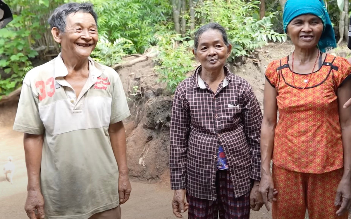Hơn 40 năm về trước, bà Mai Thị Rế, sinh năm 1958 kết hôn cùng chồng. Tuy nhiên hai vợ chồng chung sống hơn 20 năm nhưng không có mụn con nào, vì vậy, năm 45 tuổi, chồng bà Rế lấy thêm người vợ thứ 2, chính là chị gái của bà Rế.