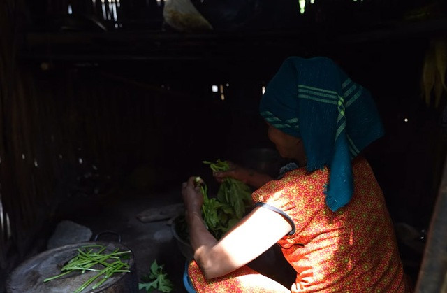 Ở trên núi nhưng chồng của bà Rế cẩn thận làm hệ thống dẫn nước sạch, điện mặt trời nên cuộc sống sinh hoạt của 3 ông bà khá thuận lợi.