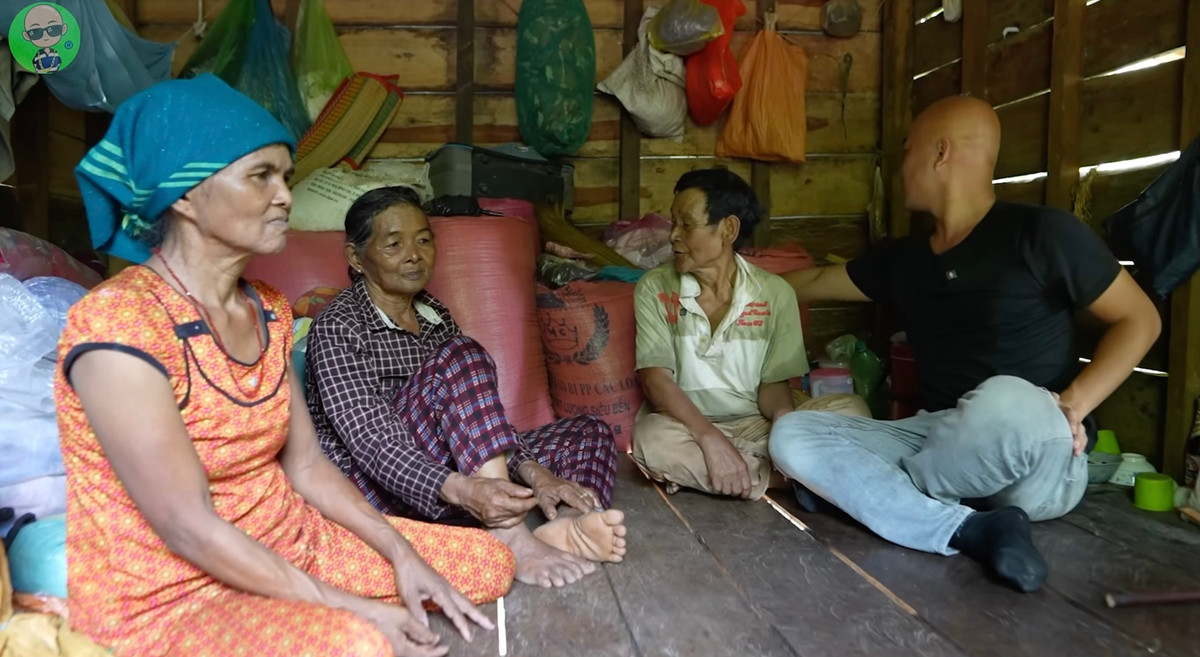 Chị gái của bà Rế trước đây từng kết hôn và có một người con trai. Nhưng số phận kém may mắn, chồng bà qua đời, sau đó con trai cũng qua đời vì bị sốt xuất huyết.