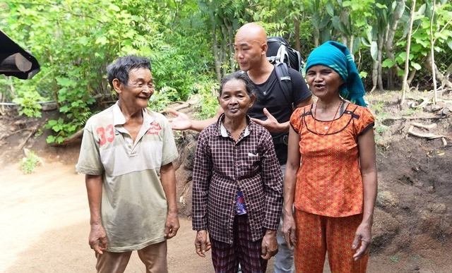 Chị gái của bà Rế có ruộng riêng, mỗi ngày bà đi tỉa bắp về cho cả nhà cùng ăn.